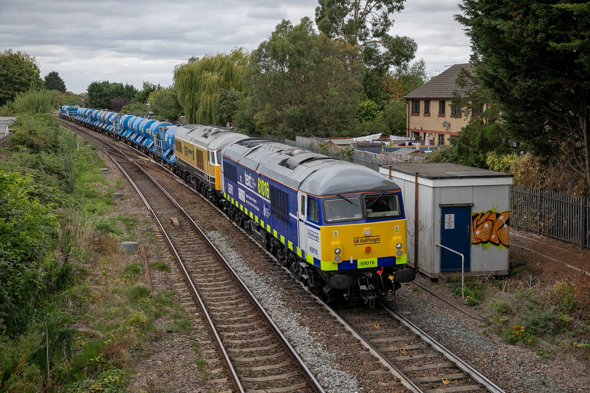 kwpartlow's tweet image. GBRf Class 69 No.69016 British Transport Police and No.69014 EMD Longport at March West Jct with 6N82 10:12 York Thrall-Whitemoor conveying nine RHTT FEA wagons 21st August 2025.#class69 #March #RHTT