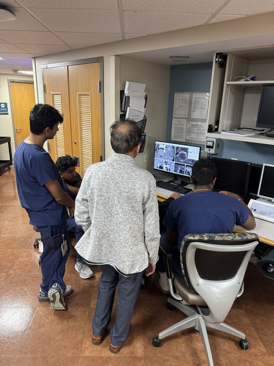 Pitt_NSIG's tweet photo. Second session in the books! Learning from experts in radiosurgery @PittCIGNS Drs. Lunsford and Niranjan. Students learned about the history of stereotactic radiosurgery, visited the vault, and learned how to develop treatment plans

@PittNeurosurg @NitinAgarwalMD @dtfernandesc https://t.co/RehEnTyEYK