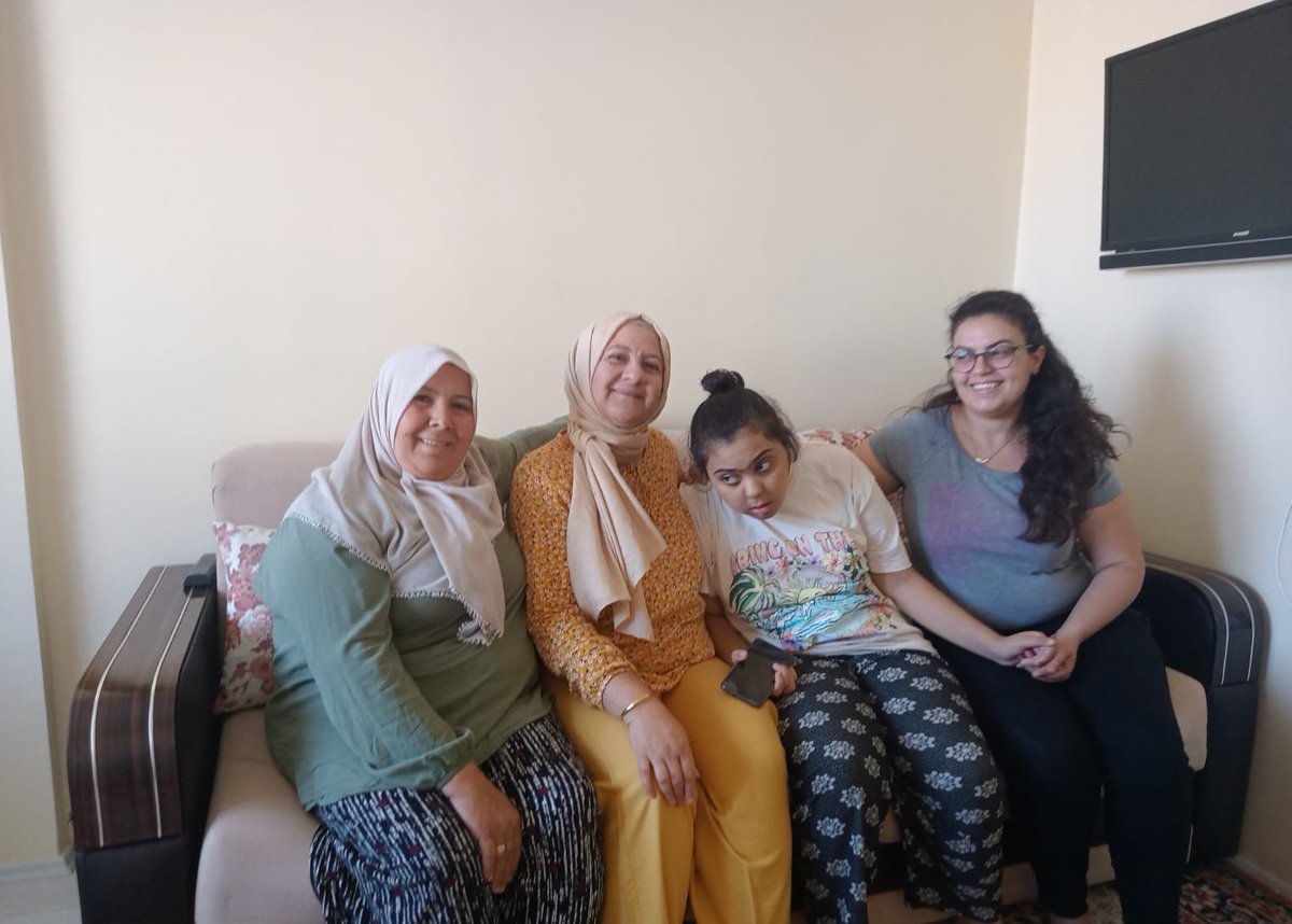 Yönetim kurulu üyelerimiz Raziye Çetinaktı, Mercan Akkaya, Hüsniye Taş Kuş ve Dilek Çöte ile birlikte, hane ve hasta ziyareti gerçekleştirdik. 

Rabbim tüm hastalarımıza acil şifalar versin. 🌸🤲

Vatandaşlarımızın derdiyle dertlenmeye ve onların yanında olmaya devam edeceğiz.