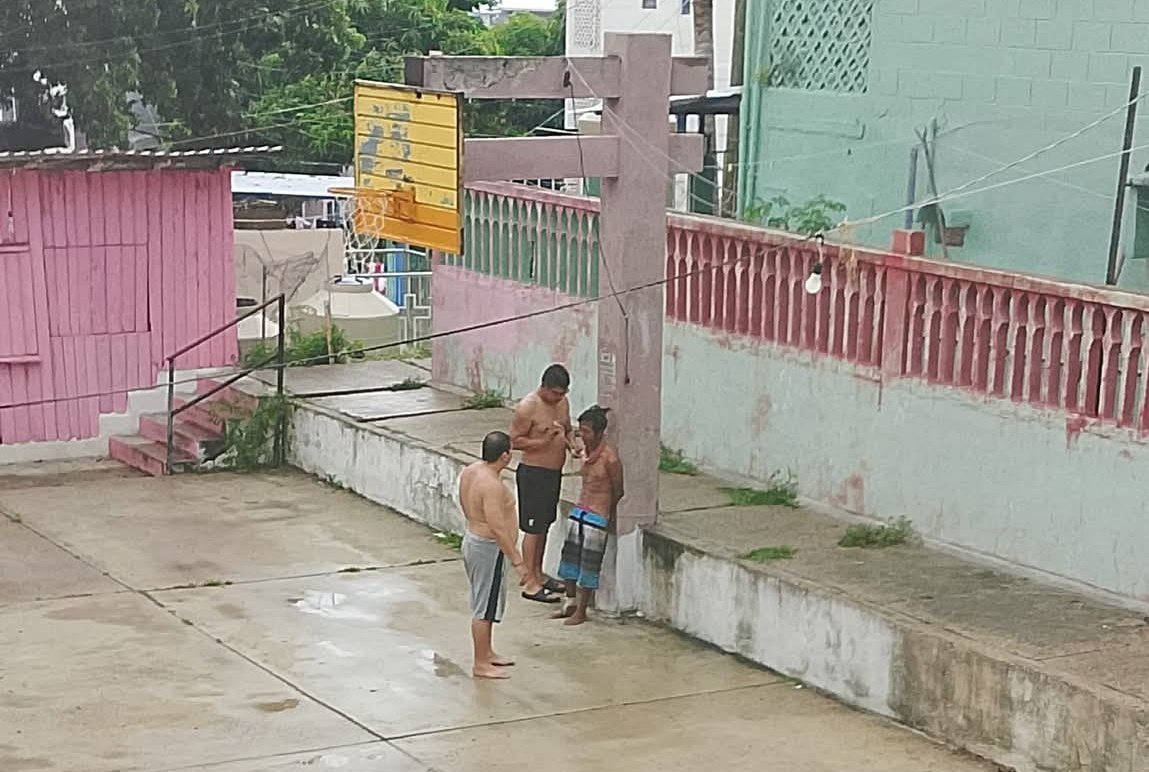 A falta de autoridad en #Acapulco, vecinos del Fraccionamiento Infonavit Alta Progreso se "ajusticiaron" a presunto ladrón que intentó ingresar a una vivienda, y así terminó, amarrado del poste de un tablero.