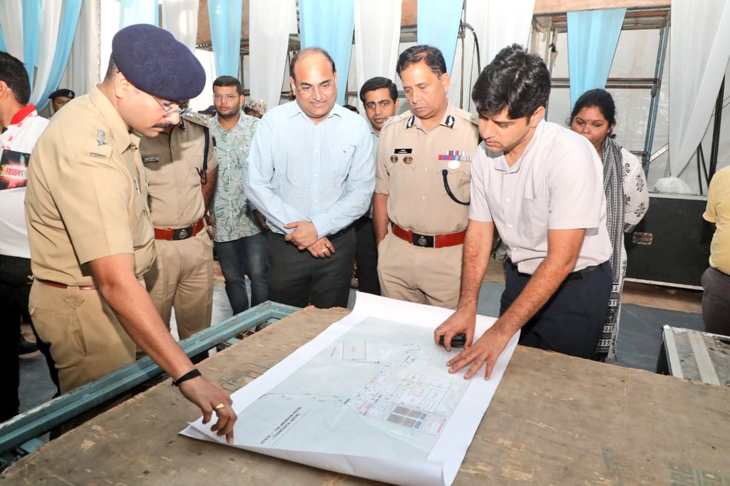 CollectorKatni's tweet photo. माइनिंग कॉन्क्लेव की तैयारियों का संभागायुक्त एवं पुलिस महानिरीक्षक ने निरीक्षण कर कॉन्क्लेव के सफल आयोजन के लिए अधिकारियों को आवश्यक दिशा-निर्देश दिए।
RM:https://t.co/bL7P4Y63Ef
@JansamparkMP
@CMMadhyaPradesh
@DrMohanYadav51
@mineraldeptmp
#jbpcommissioner
#Miningconclave
#katni https://t.co/XmNYN43KvF