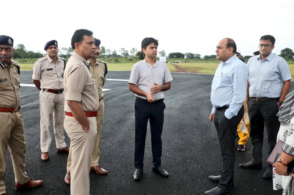 CollectorKatni's tweet photo. माइनिंग कॉन्क्लेव की तैयारियों का संभागायुक्त एवं पुलिस महानिरीक्षक ने निरीक्षण कर कॉन्क्लेव के सफल आयोजन के लिए अधिकारियों को आवश्यक दिशा-निर्देश दिए।
RM:https://t.co/bL7P4Y63Ef
@JansamparkMP
@CMMadhyaPradesh
@DrMohanYadav51
@mineraldeptmp
#jbpcommissioner
#Miningconclave
#katni https://t.co/XmNYN43KvF