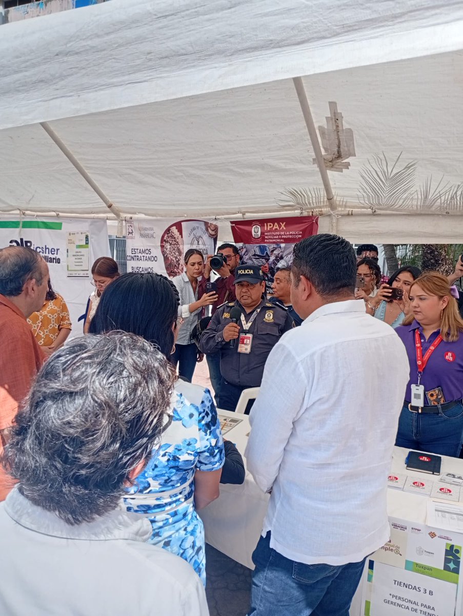 IPAXVer's tweet photo. #ChecaElDato 📣 | ¿Tienes vocación de servicio y quieres formar parte del IPAX? 👮🏻‍♀️👮🏻‍♂️
Nos encontramos en la Feria Nacional del Empleo para las Juventudes 2025 en la Plaza Cívica de Tuxpan, promocionando nuestras vacantes.

¡Acércate, infórmate y únete!
#PorAmorAVeracruz ❤️ #SSPVER https://t.co/9sC8mexeFq