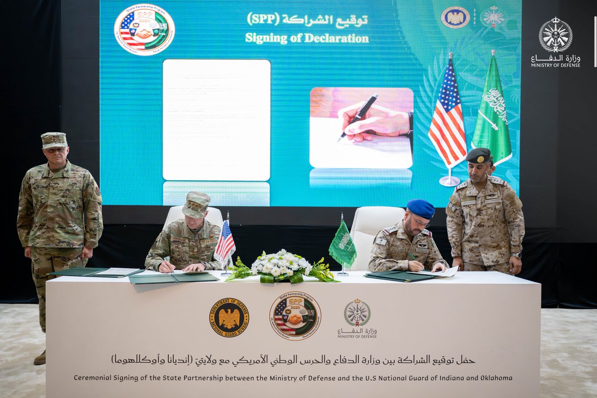modgovksa's tweet photo. #وزارة_الدفاع والحرس الوطني الأمريكي لولايتي إنديانا وأوكلاهوما يوقعان اتفاقية شراكة عسكرية، ضمن برنامج الشراكة بين الدول «SPP» التابع لوزارة الدفاع الأمريكية.

https://t.co/AQfuToJyZU https://t.co/gsWYW55BlV