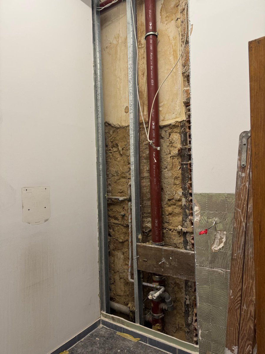 Schöne Grüße vom A 41 unserer Hauptstadtpolizei - Vor mehr als einem Jahr haben die bezaubernden Rohre in den Wänden der Männertoilette den Geist aufgegeben - Jetzt kommt es dann doch mal endlich zur Strangsanierung #zweimilliardeneurosanierungsstau