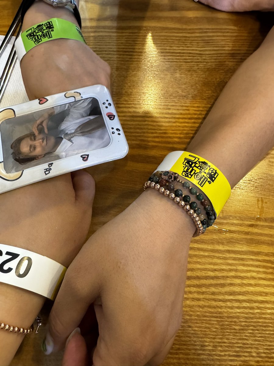 험난한 희재 보는 길🙂‍↔️
수밤 가는 길, 목적지 3km 남기고 차 사고 남 😭
결국 이따요 사고 침 😖
끝나고 집 오는 길, 차가 비틀거린다고 음주운전 신고 당함😒
결국 경찰 출동해서 음주단속까지..
오늘 왜 이러니ㅠㅠ🥺
음주 아니고요 그냥 숨만 쉬어도 취하는, 치명적 희재 중독 🌀이라 🤪