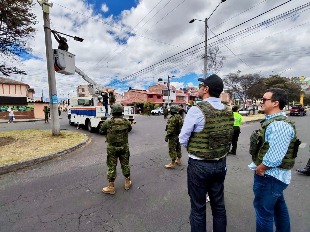 ECU 911 (@ecu911_) on Twitter photo 📍Riobamba | El Director General del #ECU911, <a href="/JCPaladines/">Juan Carlos Paladines</a> participa en las acciones lideradas por <a href="/FFAAECUADOR/">Fuerzas Armadas del Ecuador</a> y <a href="/PoliciaEcuador/">Policía Ecuador</a> para verificar la situación y funcionamiento de dispositivos de videovigilancia en la ciudad.
El objetivo de la gestión es garantizar que estos 📍Riobamba | El Director General del #ECU911, <a href="/JCPaladines/">Juan Carlos Paladines</a> participa en las acciones lideradas por <a href="/FFAAECUADOR/">Fuerzas Armadas del Ecuador</a> y <a href="/PoliciaEcuador/">Policía Ecuador</a> para verificar la situación y funcionamiento de dispositivos de videovigilancia en la ciudad.
El objetivo de la gestión es garantizar que estos