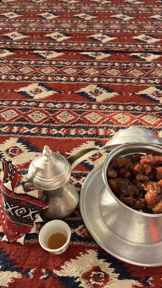 "في مجلسه ماياقف الضيف ل الضيف
     خلا عهدهم في بعضهم قريّب"