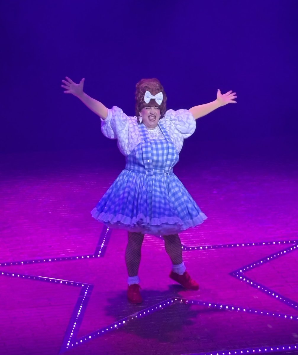 An undoubted highlight of Edinburgh. Johnny McKnight’s tour de force in She’s Behind You! ⁦<a href="/traversetheatre/">Traverse Theatre</a>⁩ His cleverly observed celebration of the panto dame attracted a sell out crowd and standing ovation 🎭🎵