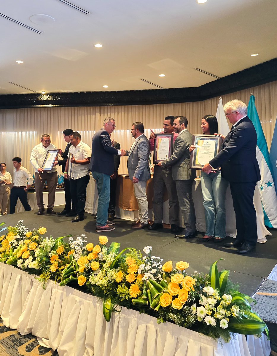 Con gran orgullo recibimos el galardón como uno de los 101 municipios campeones por la educación 🏆📚 Cuando invertimos en nuestra gente, ganamos todos 💪🏻 #Siguatepeque