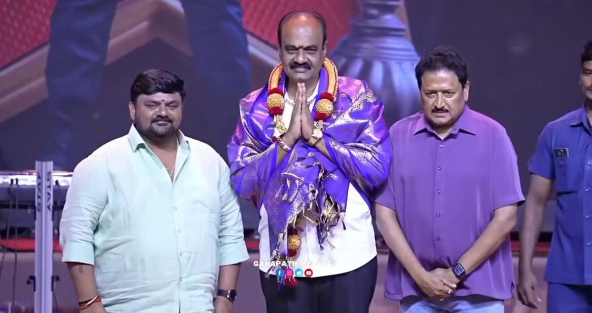BolisettiSrinu's tweet photo. ఈరోజు హైదరాబాద్ శిల్పకళావేదికలో అన్నయ్య పద్మవిభూషణ్ @KChiruTweets గారి జన్మదిన వేడుకల్లో పాల్గొనడం నాకు ఆనందంగా ఉంది. ప్రజలందరికీ స్ఫూర్తినిచ్చే అన్నయ్య మెగాస్టార్ చిరంజీవి గారికి జన్మదిన శుభాకాంక్షలు.
#BolisettiSrinivas
#TadepalligudemMLA
#APGovtWhip
#HBDMegaStar https://t.co/M5307BfyRD