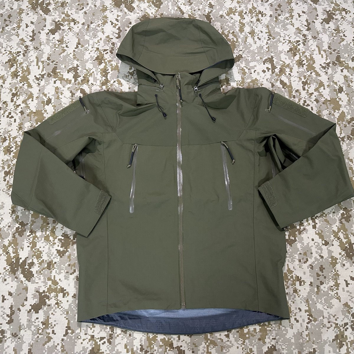 BlackKnightGear's tweet photo. BKG ARCスタイル LEAF Alpha Gen2.2 ハードシェルジャケットが入荷しました。
#arcteryx #arcteryxleaf #tactical #tacticalgear #cryeprecision #nswdg #devgru #combatpants #aor1 #multicam #24sts #deltaforce #sphinx #hardshell #ミリタリー #サバゲー #ミリタリー販売 https://t.co/2fj1UfhSbU