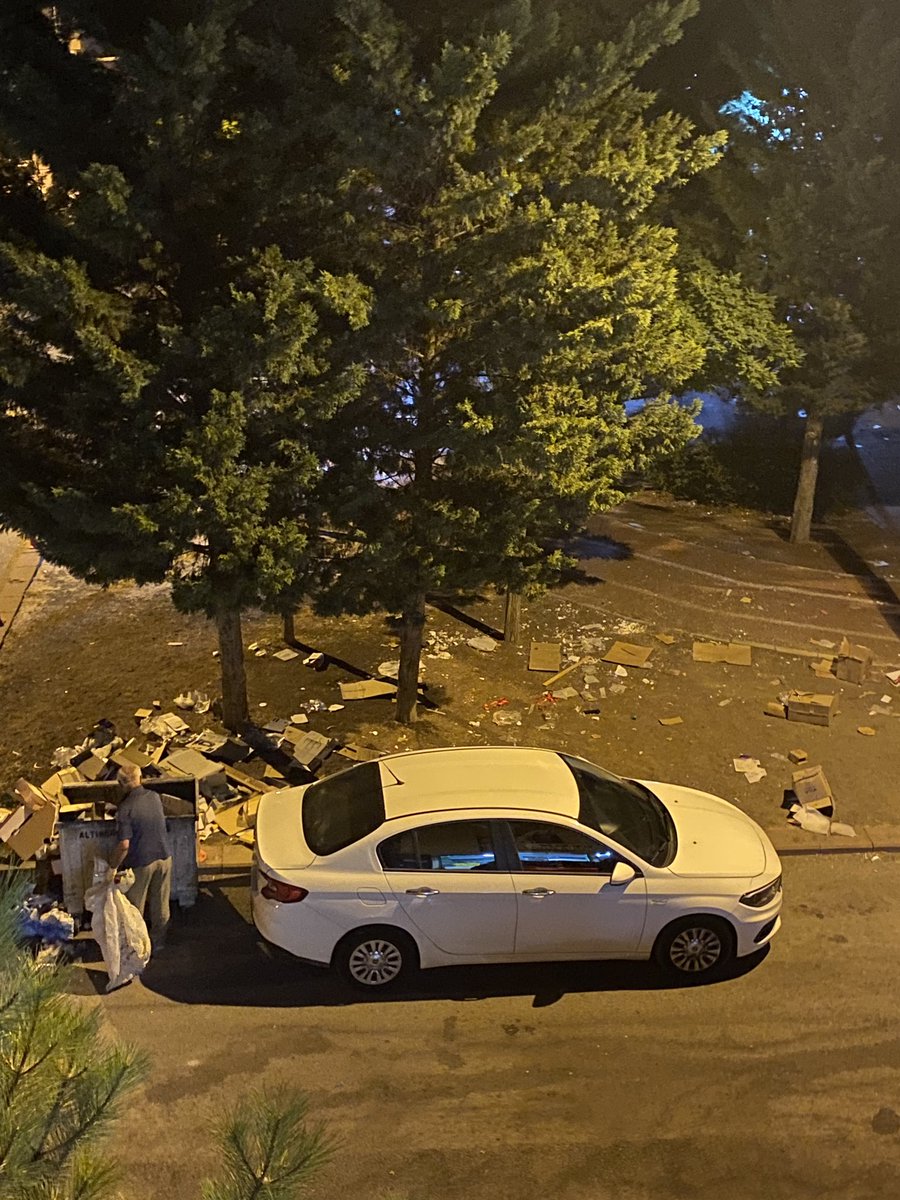 thisertugrul's tweet photo. Altındağ Belediyesi kadar rezil bir belediye daha görmedim. Çöp toplamaya gelip araçtaki çöpün suyunu yola dökersiniz. Park yaparsınız takip etmezsiniz, yolu kazarsınız aylar geçer kapatmazsınız. Sıfır hizmetle yıllardır geçiniyorsunuz bıktık sizden. https://t.co/kJDXkFRf0p