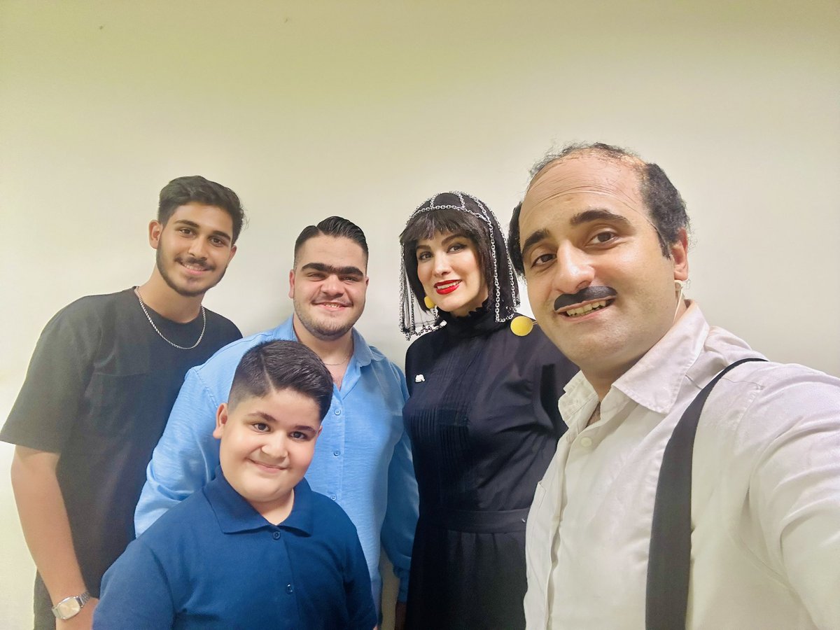 دیشب به دعوت عزیزانم به تماشایه
 تئاتر هیدن نشستم..نمیدونم از کارگردانی بی نقص برادرم کوروش جان شاهونه بگم..
یا بازی فوق درخشان ریحانه رضی
-
یه جایی زن در سکانسی خیانت میبینه میگه:
من حقیقت رو میدونم 
ولی آمادگی پذیرشش و ندارم:)