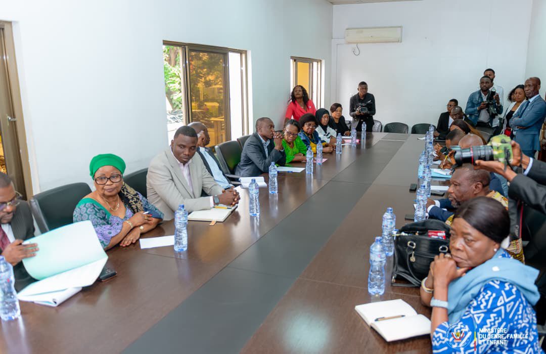 La ministre du Genre <a href="/MichelineOmbae/">Micheline OMBAE</a> Kalama a réuni la Taskforce préparant le 8ᵉ Forum national du Genre, prévu du 10 au 13 septembre 2025 à Mbuji-Mayi. Placé sous le thème « Femme, paix et sécurité », il vise à renforcer la protection des droits des femmes.