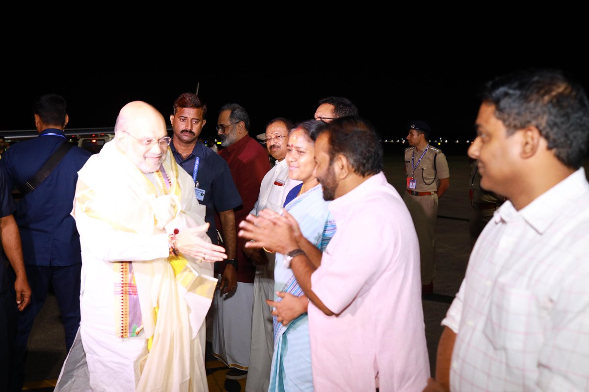 കേന്ദ്ര ആഭ്യന്തര മന്ത്രി ശ്രീ അമിത് ഷാ ജിയെ, ബിജെപി സംസ്ഥാന അധ്യക്ഷൻ ശ്രീ രാജീവ് ചന്ദ്രശേഖർ, മറ്റ് മുതിർന്ന നേതാക്കളും കൊച്ചി വിമാനത്താവളത്തിൽ സ്വീകരിച്ചു.

<a href="/AmitShah/">Amit Shah</a> <a href="/JPNadda/">Jagat Prakash Nadda</a> 

#Mission2025 #VikasitaKeralam