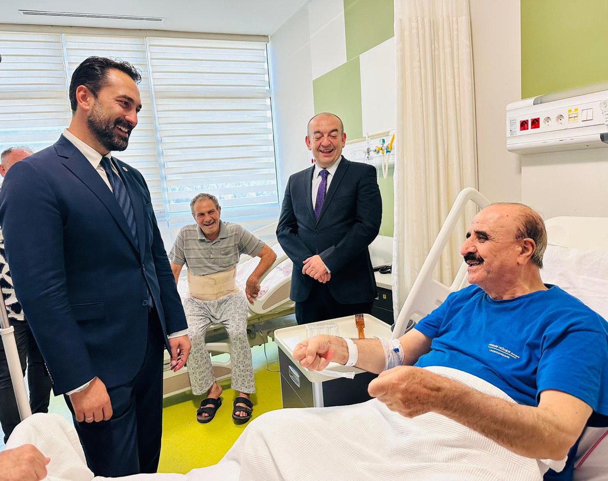 Manisa Şehir Hastanemizi ziyaret ederek Nöroloji, Beyin Cerrahi ve Kalp-Damar Cerrahisi servislerinde tedavi gören hastalarımızı ziyaret ettik.

Hastalarımıza geçmiş olsun dileklerimizi iletip acil şifalar diledik. Ayrıca sağlık hizmetlerinin işleyişi hakkında hastane