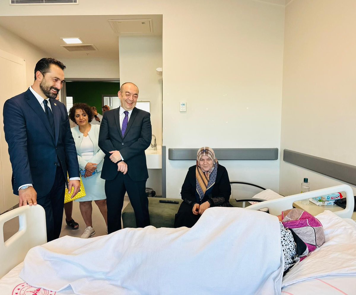 Büyük bir özveriyle görev yapan hekimlerimize ve sağlık çalışanlarımıza teşekkür ediyor, tüm hastalarımıza en kısa sürede sağlıklarına kavuşmalarını temenni ediyorum.