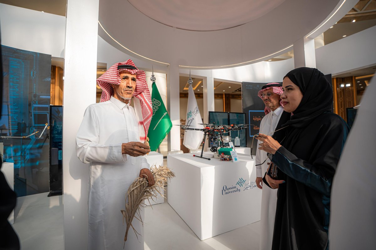 QassimUniv1's tweet photo. شهد معرض #جامعة_القصيم المشارك في #كرنفال_بريدة_للتمور زيارة عدد من أصحاب السعادة من المسؤولين والدبلوماسيين، الذين اطلعوا على إسهامات الجامعة المتنوعة في قطاع النخيل والتمور، وما يضمه المعرض من أبحاث ومنتجات وابتكارات وبرامج تثقيفية، بمركز الملك خالد الحضاري ببريدة. https://t.co/kltQ0db6Zi