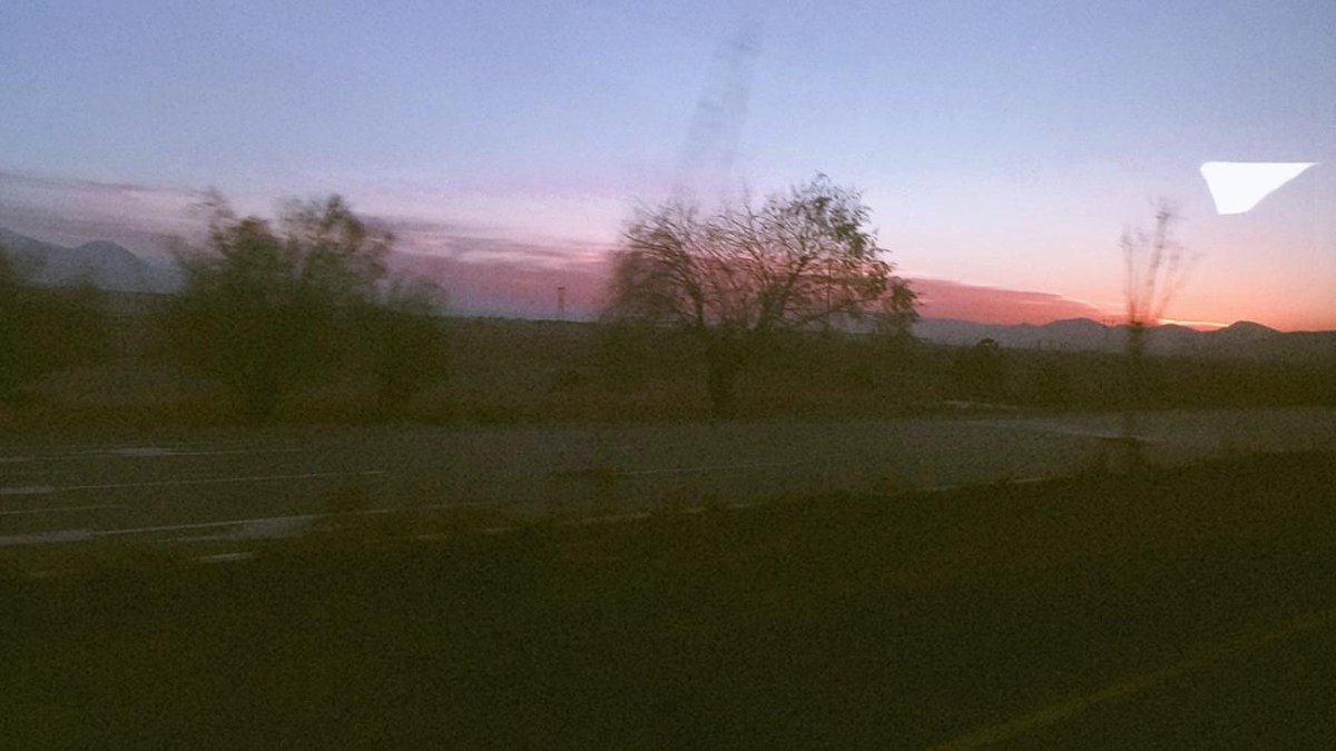 Otobüsün camına kafasını dayadı.
Yine hayal etti.
Hayal etmek kadar güzel şey yoktu.
İnsanı insan eden hayal etmekti.