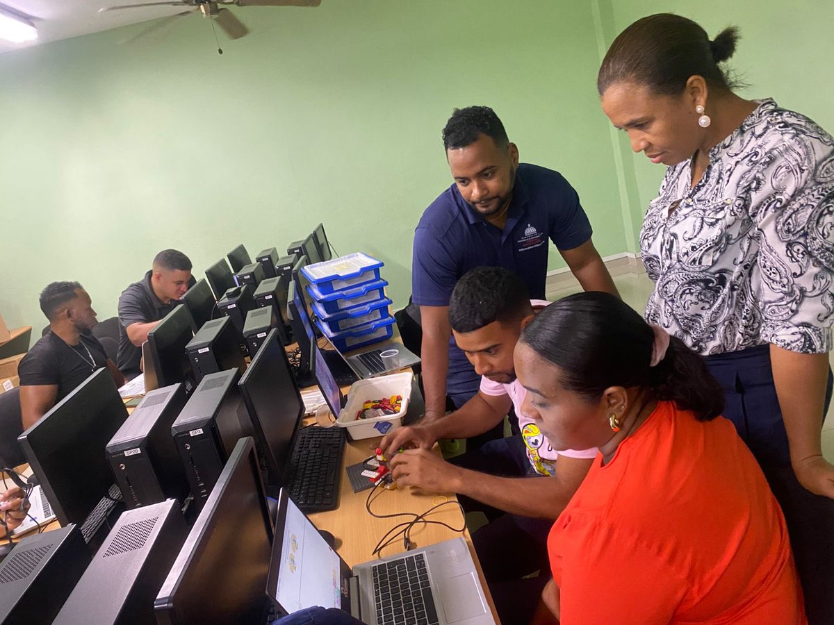 02Educativo's tweet photo. 🚀📚 Ayer iniciamos la Jornada Nacional de Formación Docente, bajo el lema “Innovar y Aprender”.

👉 Encabezada por el Ing. Jorge Urbaez, busca fortalecer competencias docentes en el uso de tecnologías educativas y la metodología STEAM 🔬💻🎨📐📊.

#FormaciónDocente https://t.co/GWQnJsYFKG