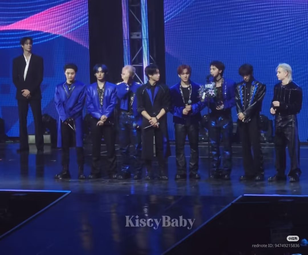 tinybinyi's tweet image. so SMOL 🤏😖