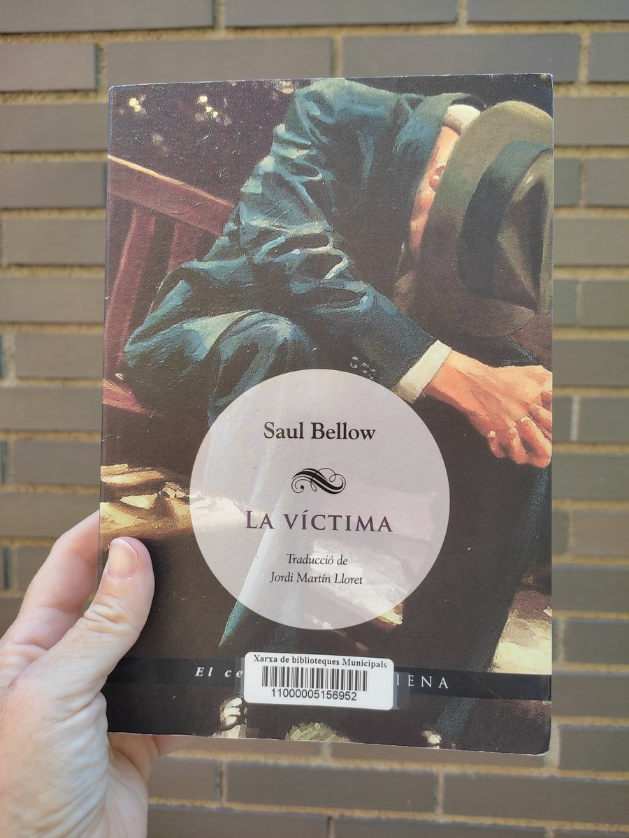 JudithBib's tweet image. 📖 Acabo de llegir &apos;La víctima&apos; de Saul Bellow. Una novel·la sobre la culpa, la responsabilitat i els fantasmes que carreguem, ambientada a la ciutat de Nova York als anys 40. Un clàssic que val la pena llegir👌
#lecturesdestiu @Viena_Edicions