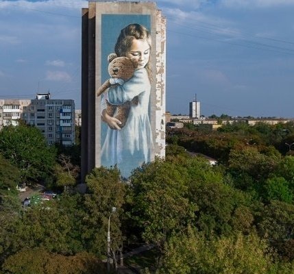 The mural Milana in Mariupol portrayed a 6yo girl. In 2015, russian shelling of the district where her family lived killed her mom and left the child severely injured, leading to leg amputation. This painting celebrated Ukrainian resilience.

In Nov 2022, russians demolished it.