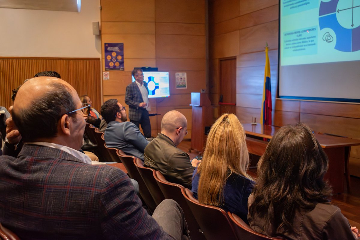 👨‍🏫 El Dr. Javier Díaz Molina compartió con nuestra comunidad su experiencia y reflexiones sobre los retos que enfrentan las empresas colombianas en el escenario internacional.

Gracias a quienes nos acompañaron en este espacio de diálogo y aprendizaje. 💡🌍