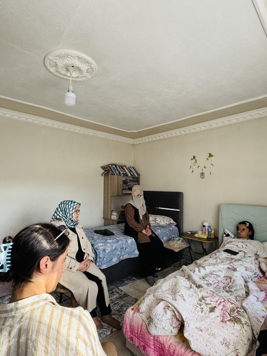 İlçe Kadın  Kolları Başkanımız Filiz Çınarbay ve yönetim kurulu üyelerimiz ile birlikte cumhuriyet mahallesinde trafik kazası geçiren aileyi ziyaret ettiler. Aileye Allahtan şifalar dileriz.<a href="/ArvasAbdulahat/">Abdulahat Arvas</a> <a href="/zerrin_alpaslan/">Zerrin Alpaslan</a>