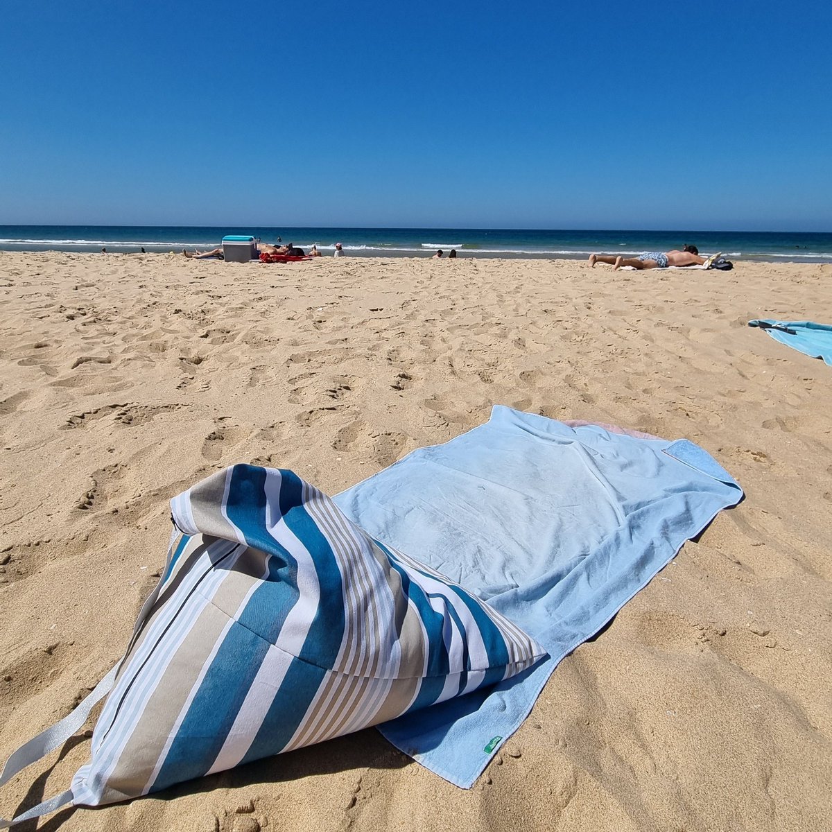 Sobre o tal puff de praia de que falávamos no outro dia: decidi eu mesma fazer um! Que tal me safei?