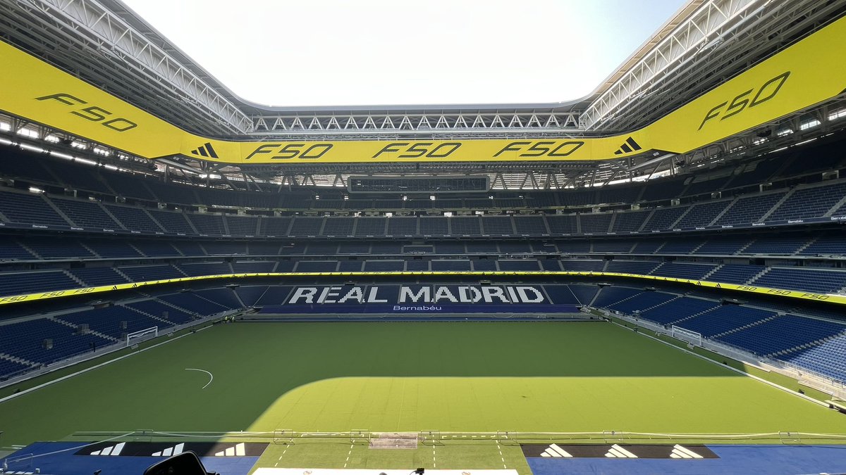 Algún “iluminado” va diciendo que la cubierta retráctil del Bernabéu está averiada y que ese es el motivo por el que el Madrid juega todos sus partidos con ella cerrada. Hay borregos que se lo creen y lo difunden. Foto de hace 2 horas