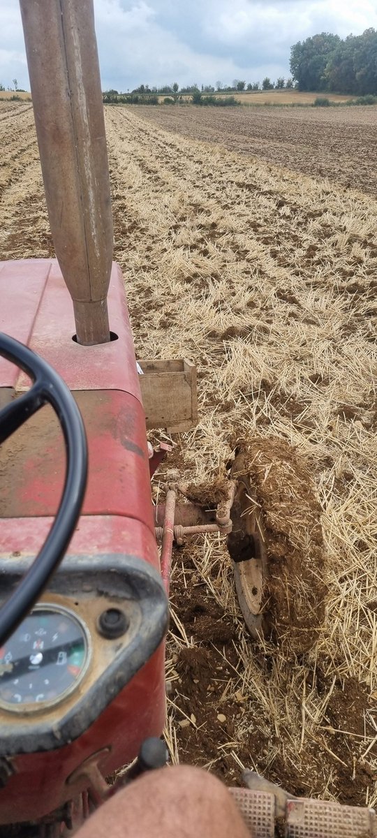 bubu1664's tweet photo. #SortezCouverts 
A la faveur d'un orage de 20mm inespéré hier soir
Aujourd'hui on sème 
Bon 3mm sur la couenne a 12h ca c'était pas prévu avec le sans cabine 
On continue demain l'enfouissement 
#Agriculture #FrAgTw https://t.co/xABDLPTeFI