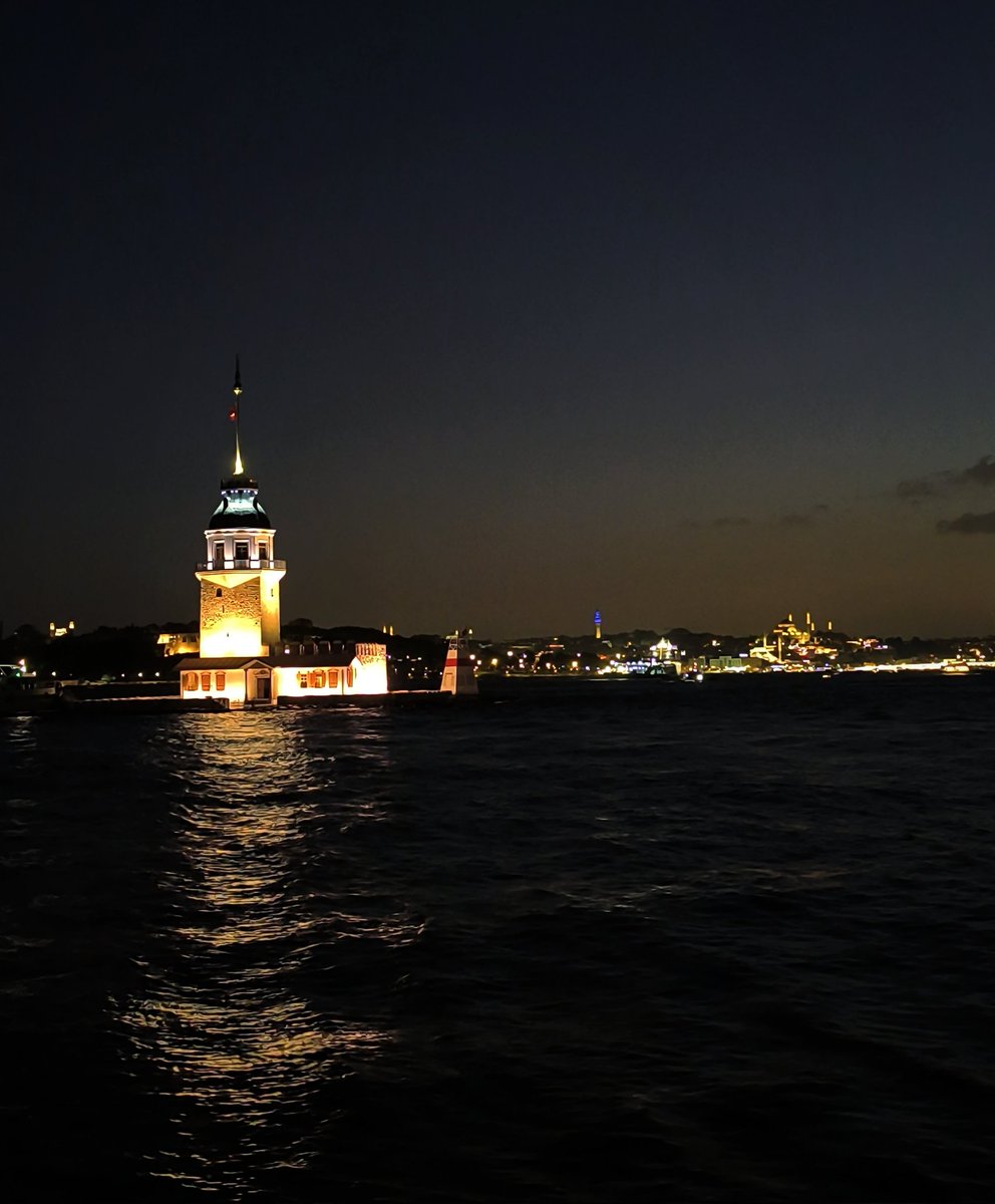 Akşam vakti sonrası denizin karanlık aynasında Kız Kulesi.