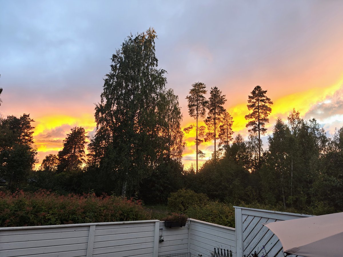 Taivas on sininen ja valkoinen, eikun.. 🙂