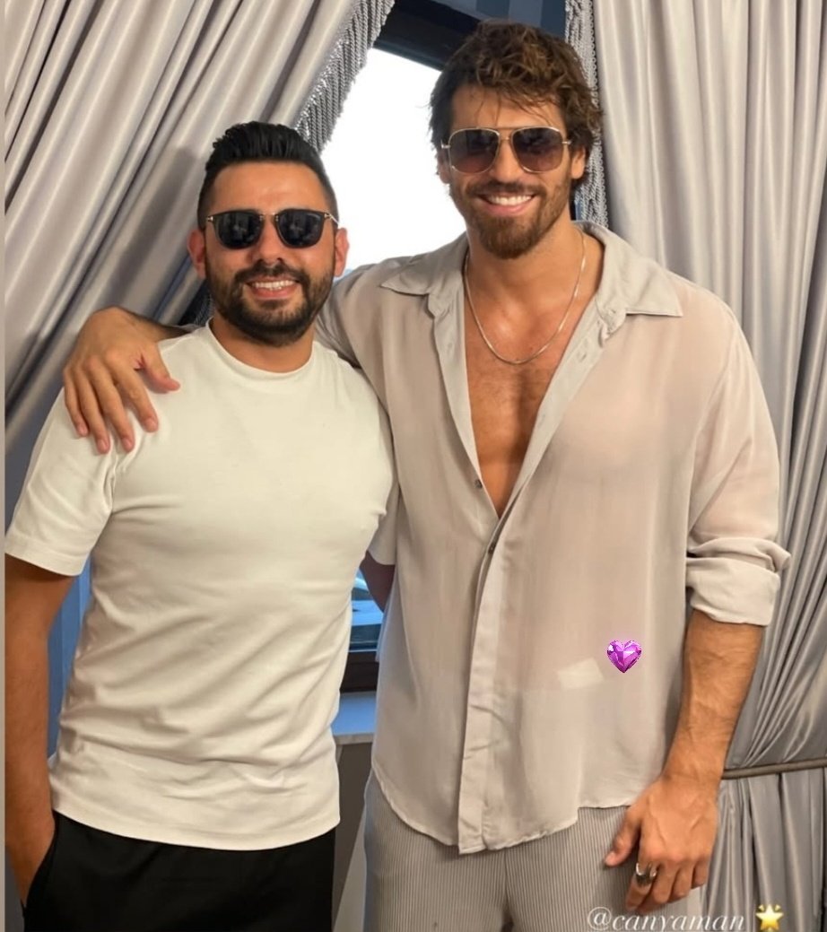 Entiendo que la etiqueta nos salude 😂😂😂
Ahí...dando envidia 😜😜🔥
#CanYaman ⭐️