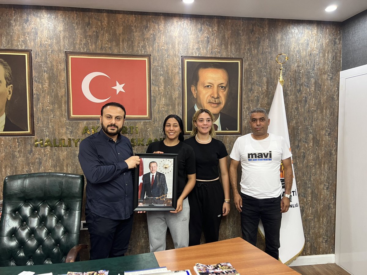 Bağmancı Spor Klübü Başkanı Mehmet Fazıl Logan ve Güzide Sporcuları;

İlçe Başkanımız Mustafa Bağmancı’yı Ziyaret Ederek Takım Formalarını Hediye Ettiler, İlçe Başkanımız Cumhurbaşkanımız Ve Genel Başkanımız Sayın Recep Tayyip Erdoğan ‘ın Tablosunu Hediye Ederek, Başarılarının