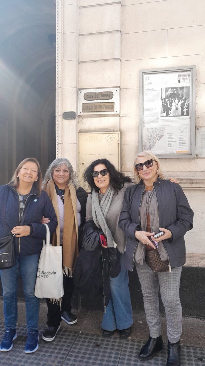 Saliendo para Santa Fe me mandan esta foto mis queridas amigas del <a href="/EquipoRepublic1/">Equipo Republicano</a> que viajaron especialmente para el III Congreso Anticorrupción organizado por <a href="/rioparanastafe/">Asociación Civil Río Paraná</a> <a href="/ERSinCorrupcion/">Entre Rios sin corrupcion</a> @FNFargentina. 
Gracias por tanto, <a href="/LicAuraMarinaR1/">LicAuraMarinaRiosFlores</a>! Y todo ese equipo ejemplar ❤️