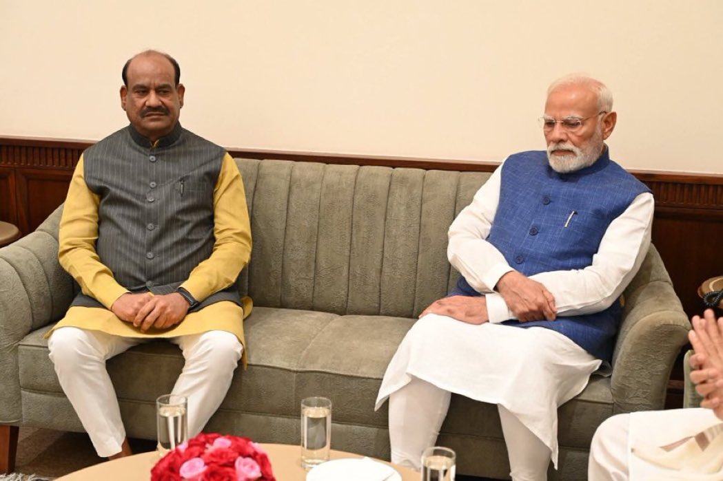 आज सदन में ‘वोट चोर, गद्दी छोड़’ का नारा सुनने के बाद से - कुछ उखड़े उखड़े से हैं

मुँहवा लटक गईल बा!