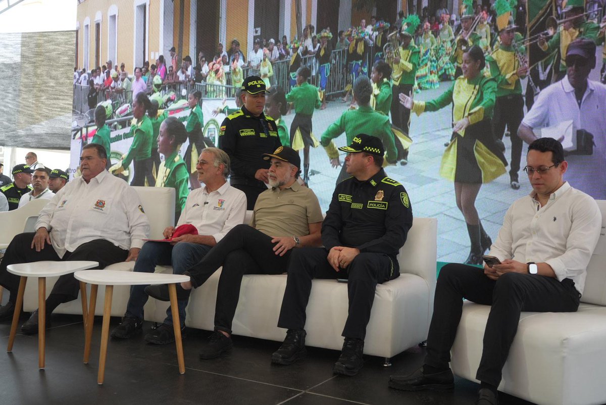 MinInterior's tweet image. #AEstaHora | Desde la Plaza Principal de #Sabanalarga, Atlántico, el ministro del Interior, @AABenedetti, junto al viceministro general, @JaimeBerdugoP, ponen en marcha el primero de los  fortalecimientos de seguridad que se desarrollará en distintos departamentos del país, en el