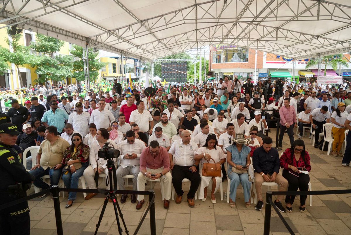 MinInterior's tweet image. #AEstaHora | Desde la Plaza Principal de #Sabanalarga, Atlántico, el ministro del Interior, @AABenedetti, junto al viceministro general, @JaimeBerdugoP, ponen en marcha el primero de los  fortalecimientos de seguridad que se desarrollará en distintos departamentos del país, en el