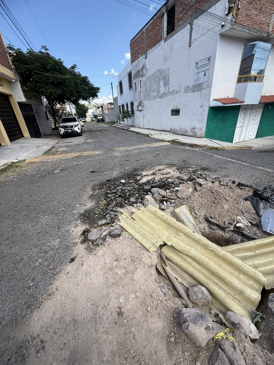 Entre las calles de Frida Kalho y 18 de marzo  en la colonia hay un oyote por arreglos y es muy peligroso para todo el que circula por ahí, será que <a href="/cea_qro/">CEA Institucional</a> puedan apoyar <a href="/gobqro/">Gobierno del Estado de Querétaro</a>