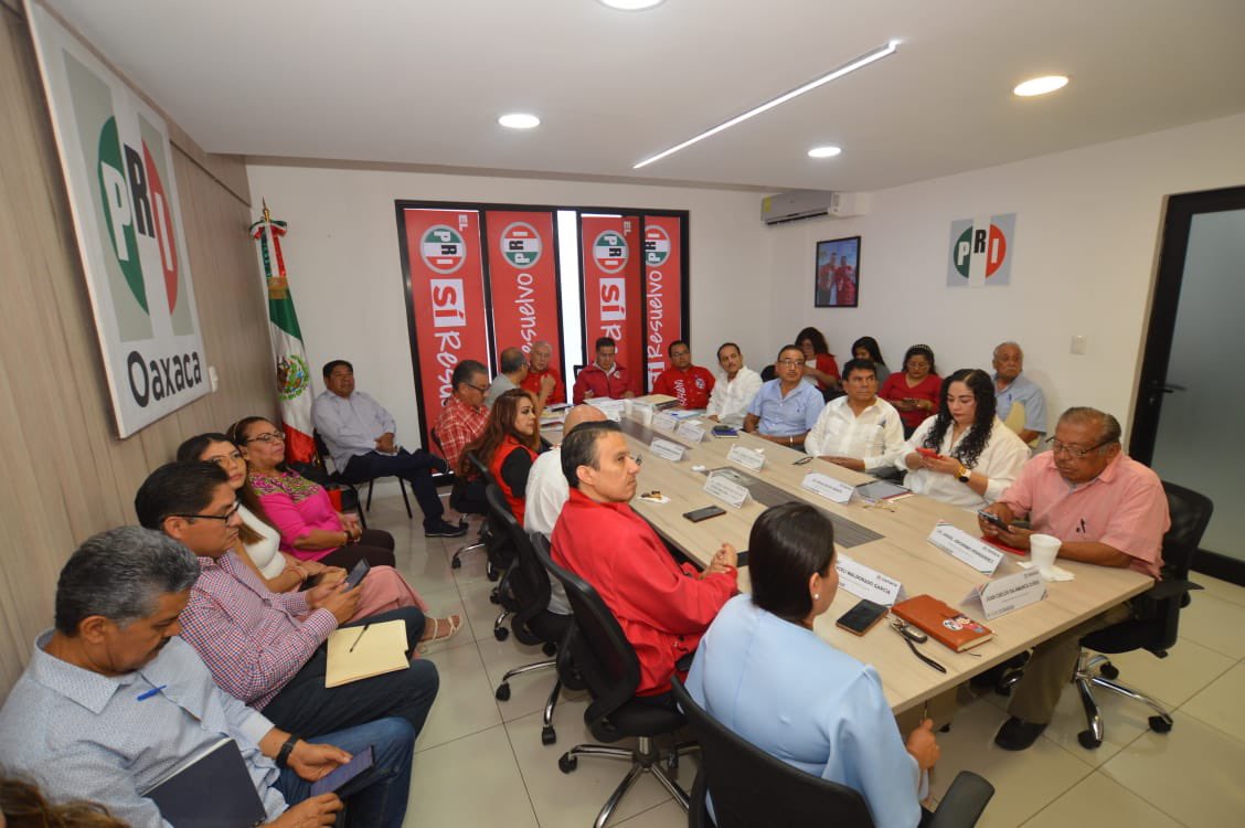 Participamos en este momento en la reunión de evaluación encabezada por nuestro presidente nacional <a href="/alitomorenoc/">Alejandro Moreno</a>, convocados por el Secretario de Organización, <a href="/Jorge_meade/">Jorge Meade Ocaranza</a> y nuestra dirigencia. Unidos y firmes, seguimos trabajando por un PRI fuerte y cercano a la gente.