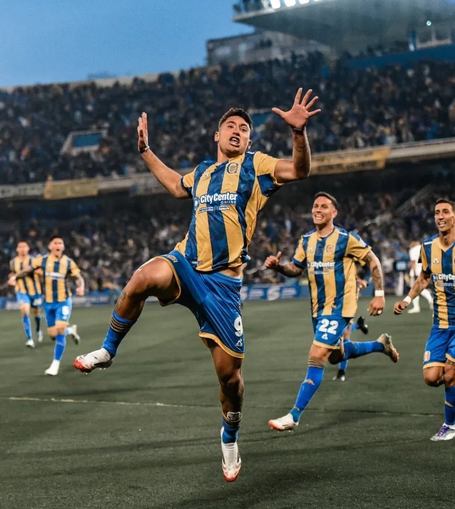 a_lautaro1O's tweet photo. Un ídolo inspira, un pibe lo imita: la historia sigue escribiéndose en Arroyito. https://t.co/CFIw16mb0D