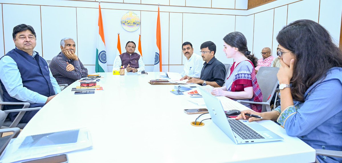 ଆଜି ଲୋକସେବା ଭବନ ଠାରେ ମୁଖ୍ୟମନ୍ତ୍ରୀ ଶ୍ରୀ <a href="/MohanMOdisha/">Mohan Charan Majhi</a> ଙ୍କ ଅଧ୍ୟକ୍ଷତାରେ ବିଦ୍ୟାଳୟ ଓ ଗଣଶିକ୍ଷା ବିଭାଗର ସମୀକ୍ଷା ବୈଠକ ହୋଇଛି। ଏହି ବୈଠକରେ ସ୍କିମାଟିକ ପ୍ରାଥମିକ ଶିକ୍ଷକମାନଙ୍କୁ ନିୟମିତ କରିବା ପାଇଁ ପଦକ୍ଷେପ ଗ୍ରହଣ କରାଯିବା ନେଇ ନିଷ୍ପତ୍ତି ହୋଇଛି।  

ରାଜ୍ୟରେ ବର୍ତ୍ତମାନ ୪୫,୨୯୨ଟି ପ୍ରାଥମିକ ବିଦ୍ୟାଳୟରେ