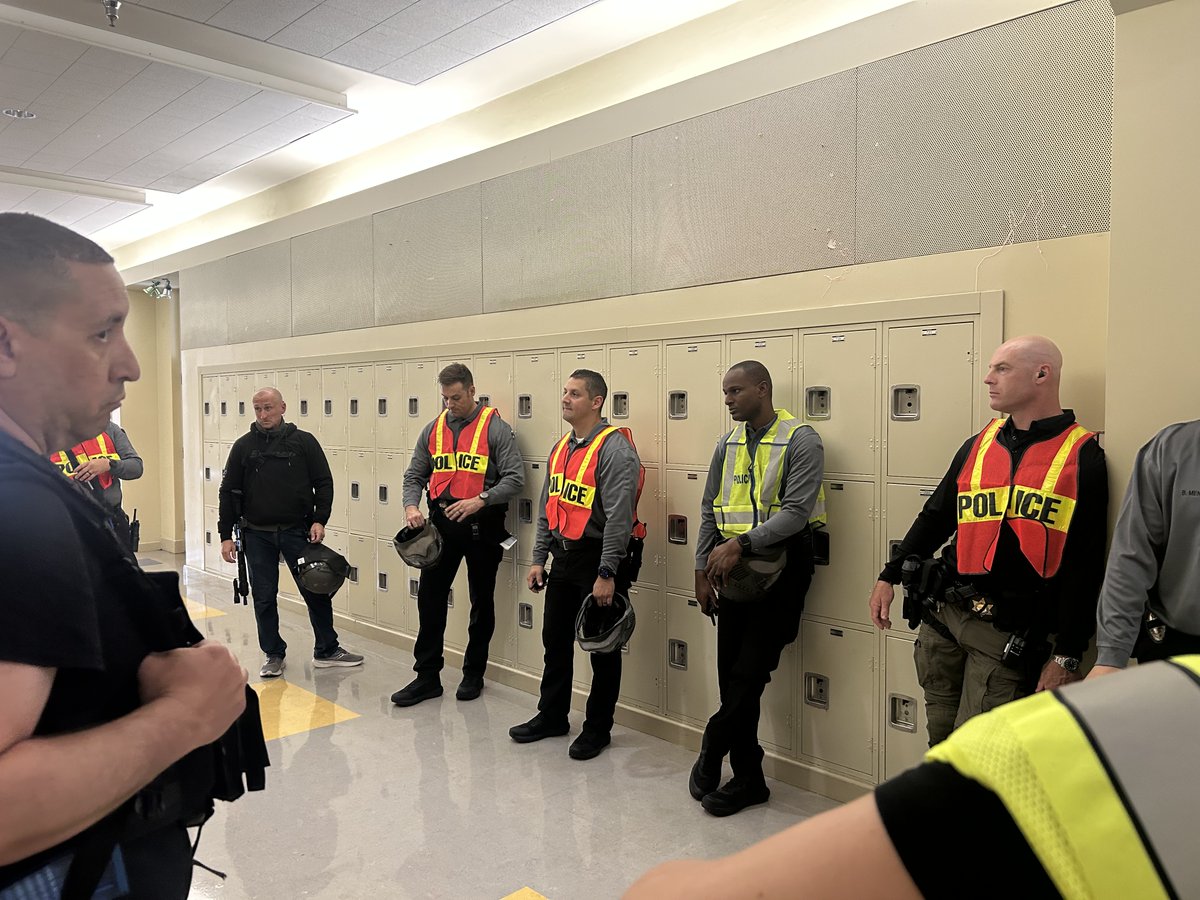 ElSegundoUSD's tweet photo. Last week, the @elsegundopd completed an active shooter response drill at El Segundo High School. Safety drills like this one help the district and local law enforcement stay prepared in case of emergency. #ESUSD https://t.co/so6uFjrHiN