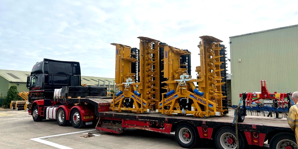 Quite the little and large headed out earlier today!💨 

A narrow 2m OPICO Grass Harrow alongside robust and reliable5m &amp; 6m <a href="/AlpegoUK/">Alpego UK</a> DMAX Power Harrows — all bound for <a href="/tnstractors/">Thurlow Nunn Standen</a> Woodbridge.

More on Alpego: alpego.co.uk
Explore OPICO: products.opico.co.uk