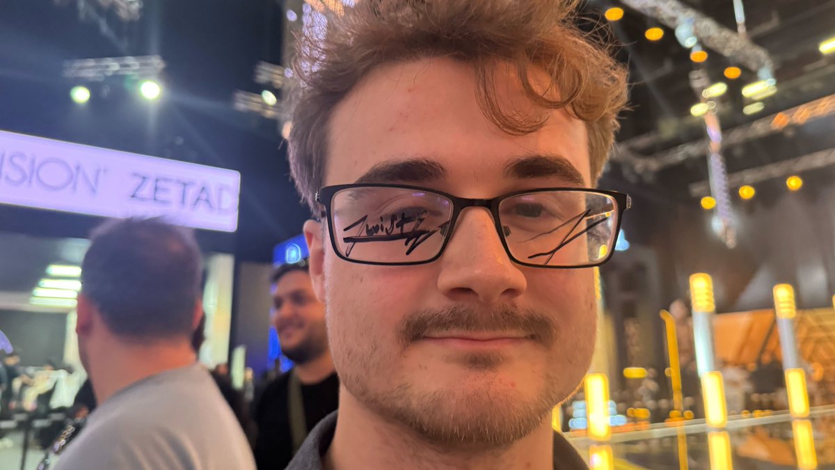 TeamLiquidCS's tweet photo. Thanks to everyone who came by our @EWC_EN meet &amp; greet today! 👋

Especially the legend who got his glasses signed 👀#EWC2025 https://t.co/LsugrC9U9c