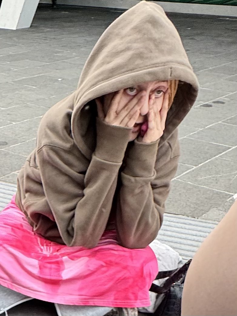 enhaxposeldn's tweet image. 🚨 PSA for ENHYPEN LONDON
 O2 VIP Line 🚨

Apparently we now have the “Line Leaders of the UK – Lana’s Elves” (Nikita and her crew) blessing us with their self-appointed authority. 😂

Here’s what they’ve been doing:
(Thread)

#ENHYPENLONDON #ENHYPEN #o2arena