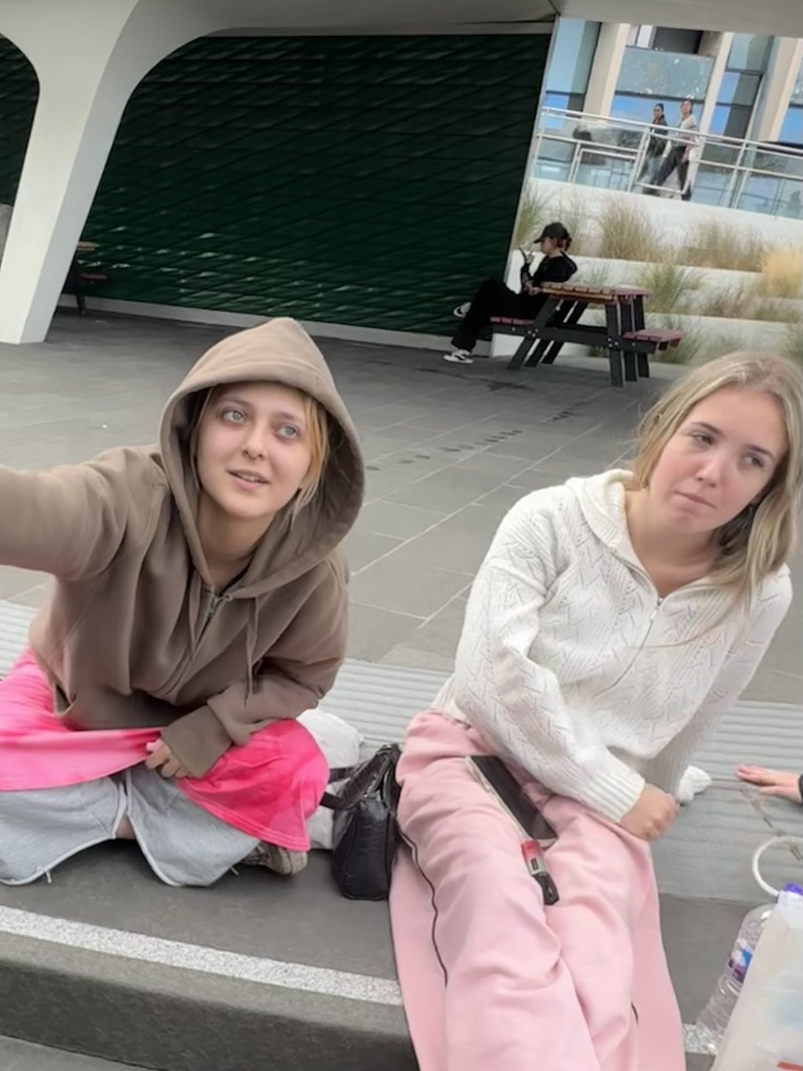 enhaxposeldn's tweet image. 🚨 PSA for ENHYPEN LONDON
 O2 VIP Line 🚨

Apparently we now have the “Line Leaders of the UK – Lana’s Elves” (Nikita and her crew) blessing us with their self-appointed authority. 😂

Here’s what they’ve been doing:
(Thread)

#ENHYPENLONDON #ENHYPEN #o2arena